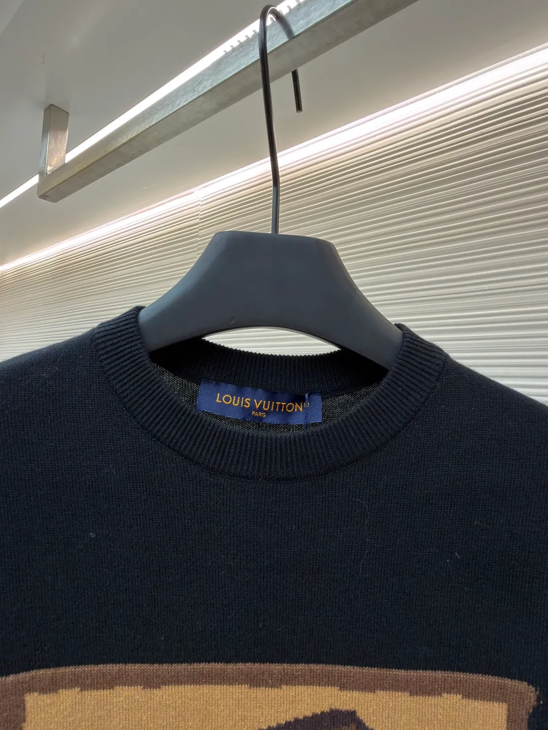 LOUIS VUITTON box flower knitted short sleeves ●Original version: 10,000 purchased and developed ●Item number: 1682408-A55 ●Fabric: densely spun cotton knitted fabric ●Technology: intarsia jacquard production ●Color: black ●Version: fitted version ●Weight: about 340g ●Size: S-M-L-XL ●Description: Custom-woven cloud soft densely spun cotton knitted fabric, delicate, soft and comfortable to the skin The classic black tone exudes an innate sense of luxury and is devouring by temperature. The front uses intarsia to restore the texture of the iconic hard box. The classic tones of antique brown and caramel gold freeze time. The back ends with Monogram flowers, allowing the totem of holding roses to bloom on the fabric. True luxury is never noisy, but there are surprises everywhere. Walking retro pictorial, intarsia jacquard weaving. By interweaving yarns of different colors, intarsia of the iconic hard box and Monogram flowers are formed on the fabric. The fine weaving not only ensures the clarity of the pattern, but also greatly enhances the durability of the fabric. The garment washing water plus soft and deodorizing process uses professional washing equipment and specific detergents to deeply clean and deodorize the clothes, improving the feel and appearance of the clothes. The overall wiring is straight and delicate, the fabric is comfortable and soft, and the color is consistent without color difference. It can be matched with the same style to create a fashionable look and control various occasions. Customized accessories, complete with three standards, same style for men and women!